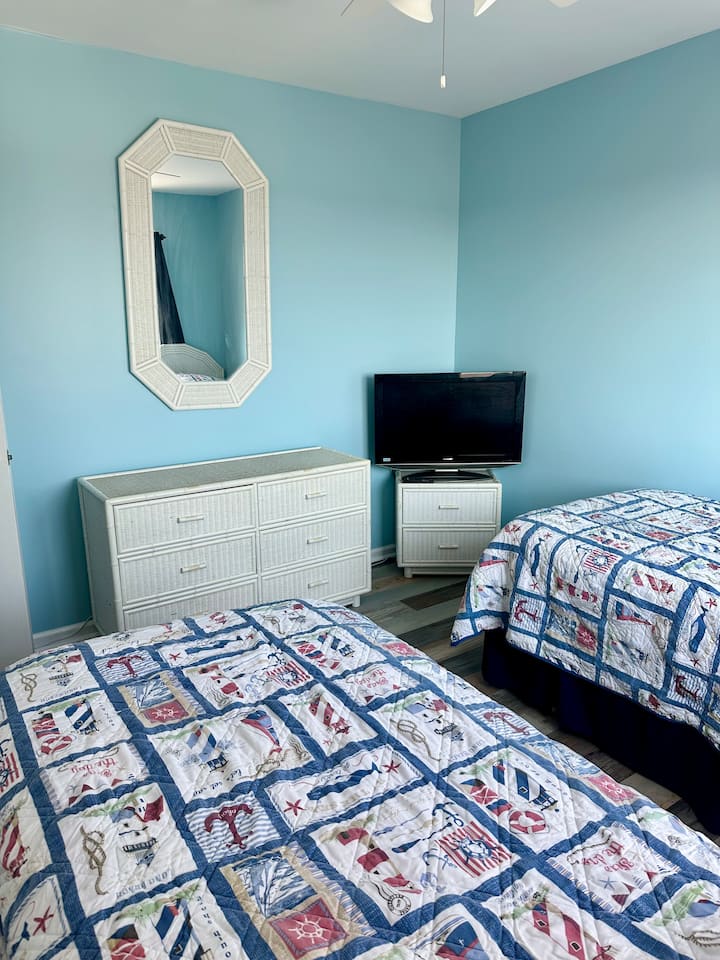 დამატებით საძინებლებშია ორი ერთადგილიანი საწოლი, Roku‑ს ტელევიზორი, კომოდი სარკით და დიდი კარადა. მანეჟი და საწოლის მოაჯირები მოთხოვნისამებრ ინახება კარადაში.