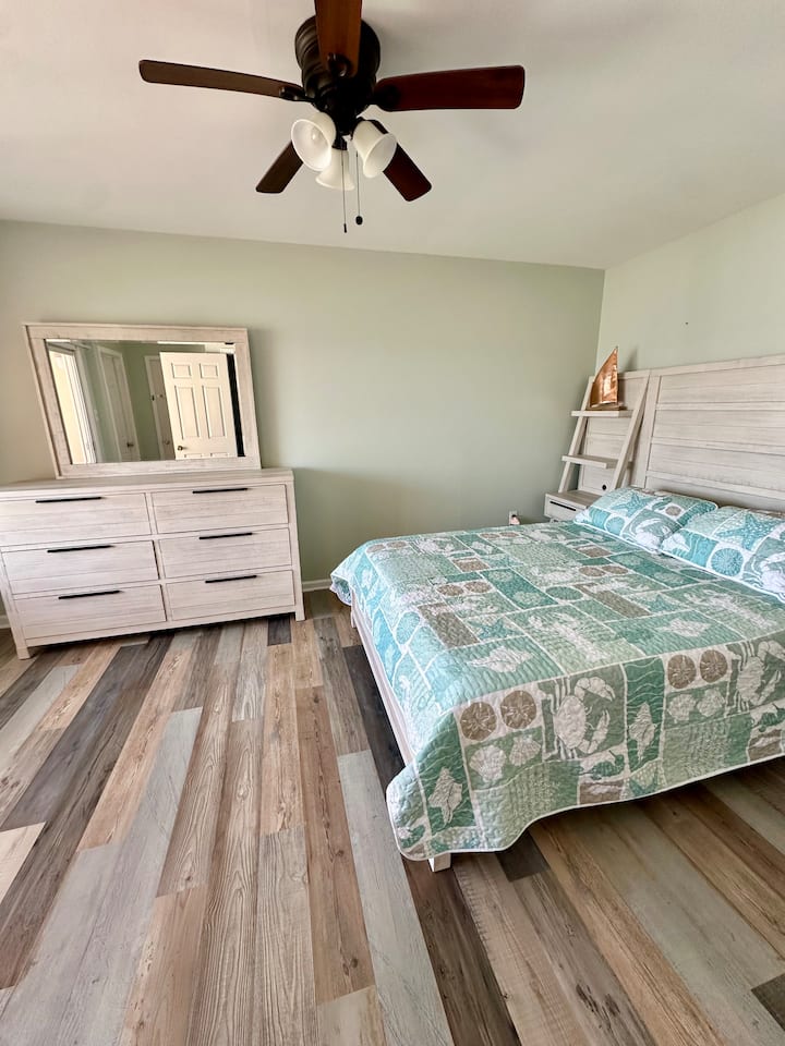 ძირითად საძინებელს აქვს 152×203 სმ ზომის საწოლი, ტუალეტური მაგიდა სარკით და ტუმბოები USB‑შტეფსელებითა და სენსორული ღამის განათებით. 

ძირითადი საძინებლის სტუმრებისთვის ხელმისაწვდომია პირადი აივანი და სააბაზანო.

Ორივე საძინებელში არის ჭერის ვენტილატორი.

