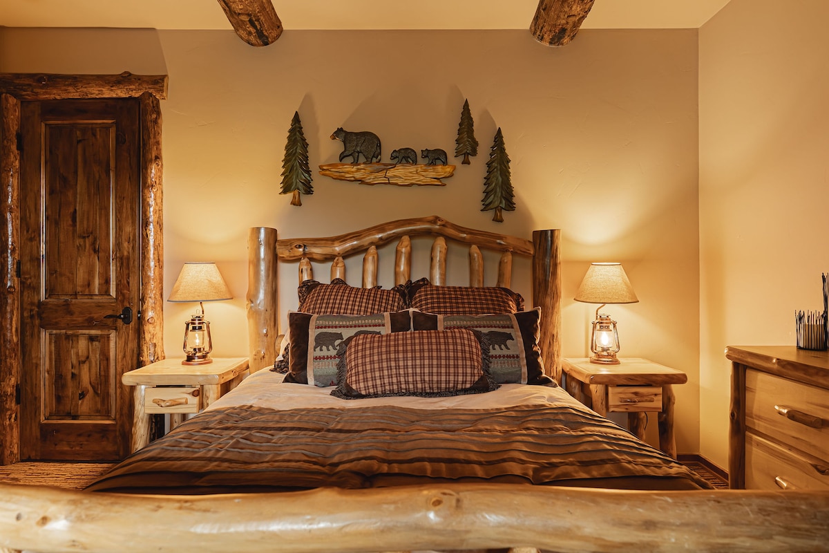 საწოლი 152×203 სმ ზომის, ტყის თემატიკის კედლის მხატვრობა და ბუნებრივი ხის ავეჯი.