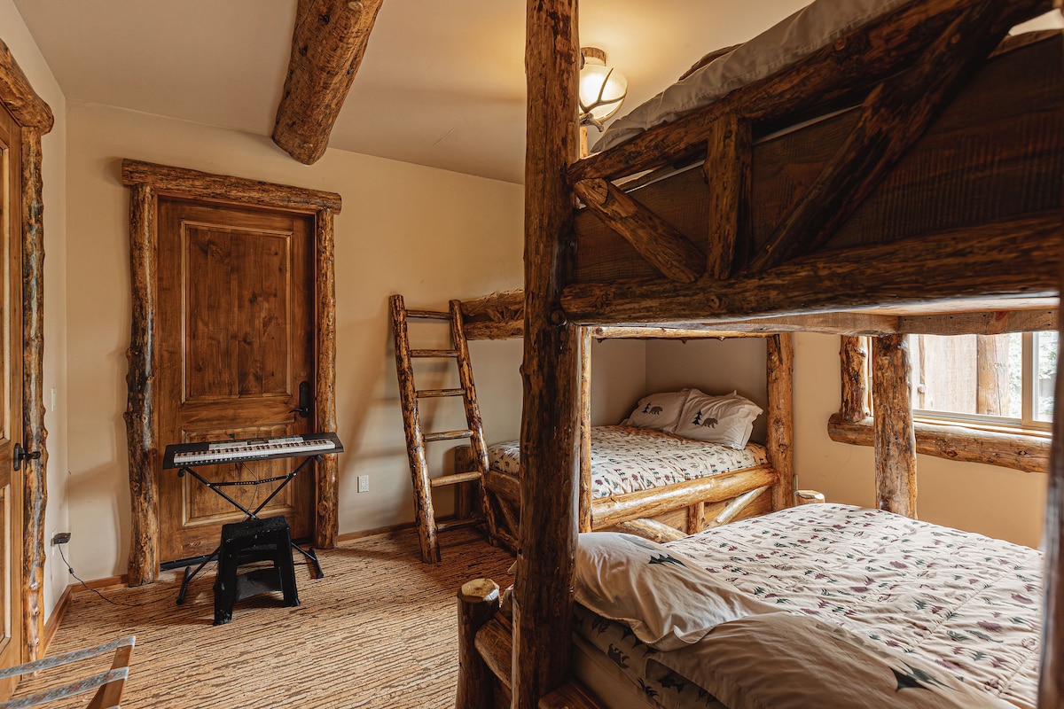 იდეალურია ბავშვებისთვის ან ჯგუფებისთვის, ხელნაკეთი ორსართულიანი საწოლებით.