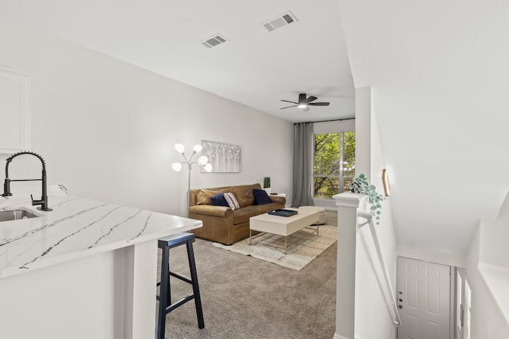 Modern Condo, 6 Mins To Stadium, Sleeps 6 - Arlington, TX