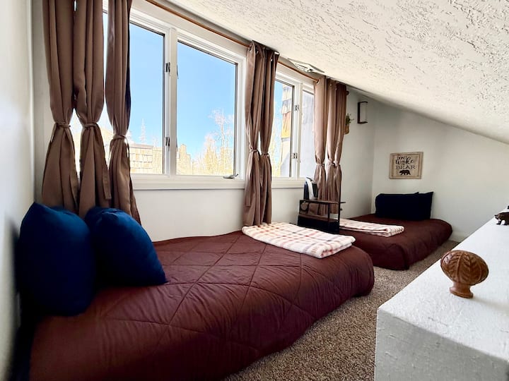 Seconda zona loft con 2 letti singoli, tende oscuranti e vista dalle finestre!