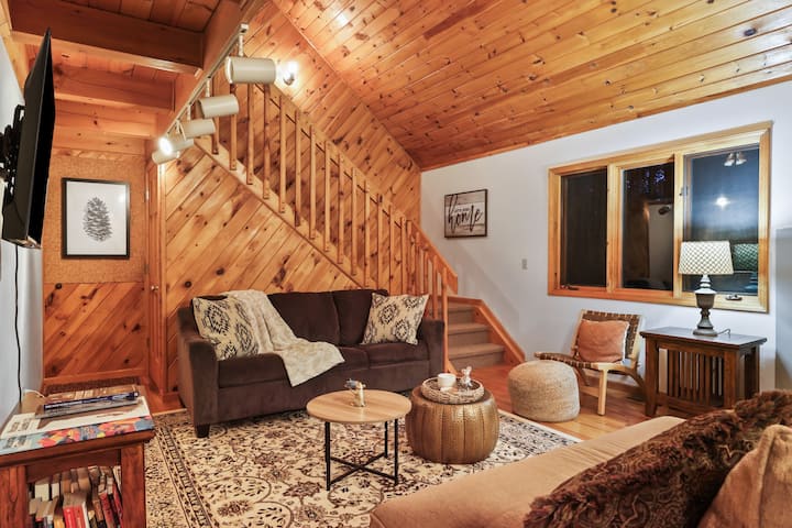 The Dublin Bear. 
Hot Tub, Fireplace, Firepit - Lake Erie, PA