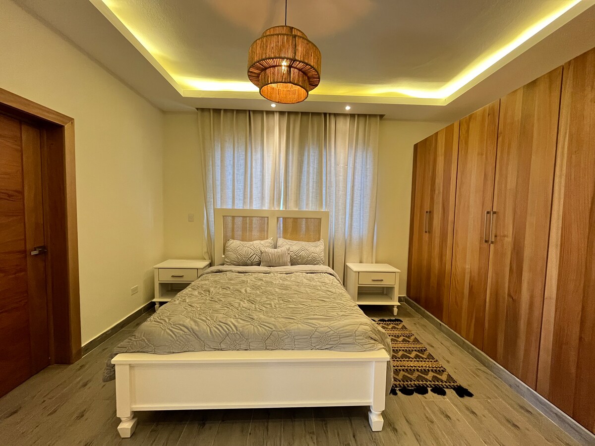 غرفة جميلة في الطابق الأول من الفيلا، مع مكيف هواء وخزانة وحمام خاص وتلفزيون. مريحة لشخصين. جاهز للحصول على راحة لطيفة مع شريكك أو أي شركة تحبها.