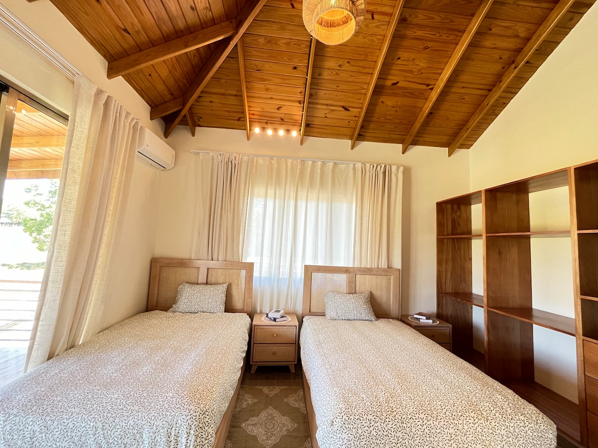 غرفة جميلة ومريحة، مثالية لمجموعات من 4 أشخاص يرغبون في الاستمتاع بليلة كاملة معًا، بين القصص واللحظات الخاصة. يمكنك أيضًا الاستمتاع بإطلالة جميلة أثناء غروب الشمس وغروب الشمس وشروقها.  