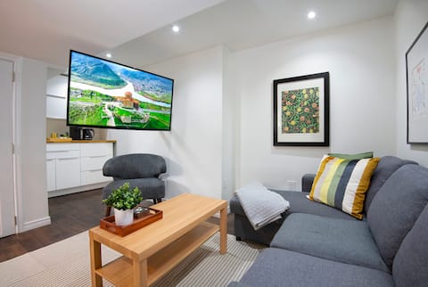 Top Airbnb: 2 Bed Private Suite in Toronto - Laundry Included in Toronto