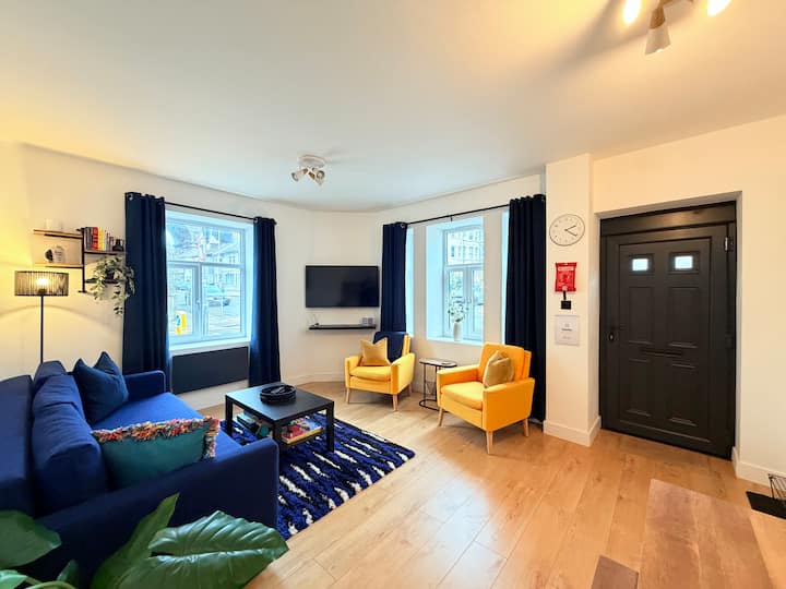 Eneo pana la kuishi lenye viti vingi vya kukaa na uteuzi wa michezo na vitabu.