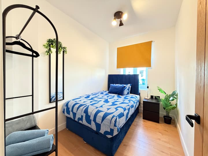 Kitanda kidogo cha watu wawili, kinachofaa kwa mtu mmoja lakini kinafaa kabisa kwa wanandoa au watoto ambao hawajali kushiriki!