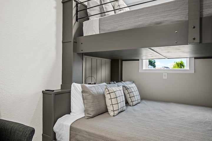 سرير ذو مقاس كينج وكوين