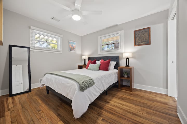 Спокойна спалня с двойно легло, дървени подове, луксозно спално бельо и нощни лампи.Вентилаторът на тавана, щорите и огледалото в цял ръст улесняват отпускането и приготвянето.