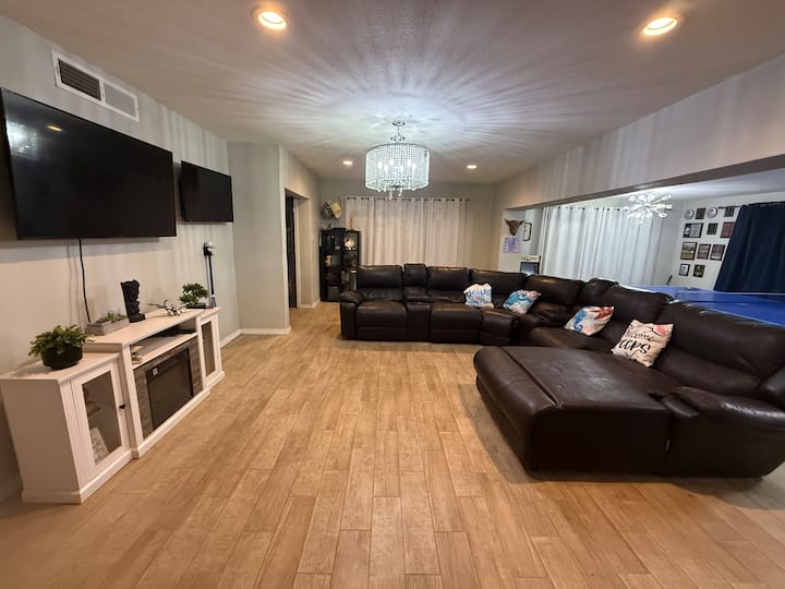 Sleeps 15, Jacuzzi, Game Room, Office, 3 Bedroom - El Paso, TX