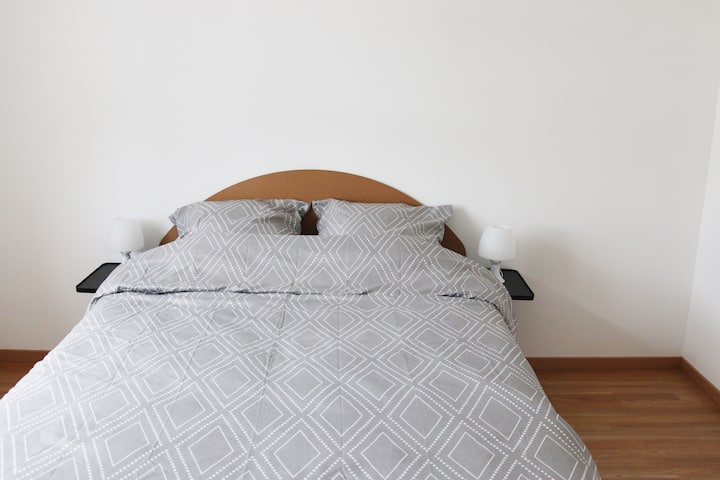 Chambre n° 2. Lit double 140x190. Confort et luminosité.