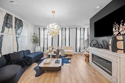 Top Airbnb: Luxury ATL Stay • Sleeps 10 • Near Airport in Glenrose Heights