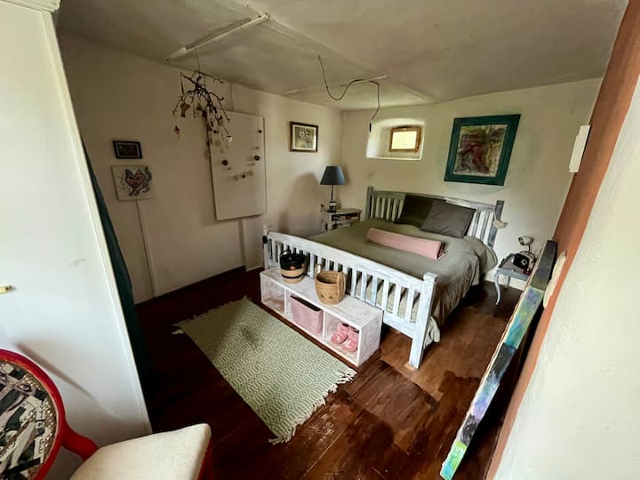 المكان هادئ جدًا وهادئ هنا، ربما لأنه كان الإسطبل؛)