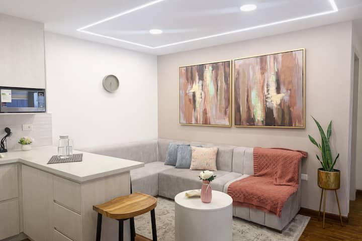 مطبخ وغرفة معيشة مع تلفزيون 50 بوصة حيث يمكنك مشاهدة أفلامك أو مسلسلاتك التلفزيونية المفضلة.