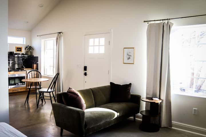 Newly Built Chic Downtown Studio/private Garage - 베이커즈필드