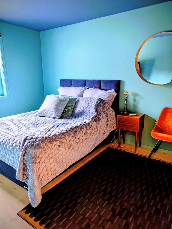 غرفة نوم كبيرة مع تلفزيون وجهاز كروم كاست 