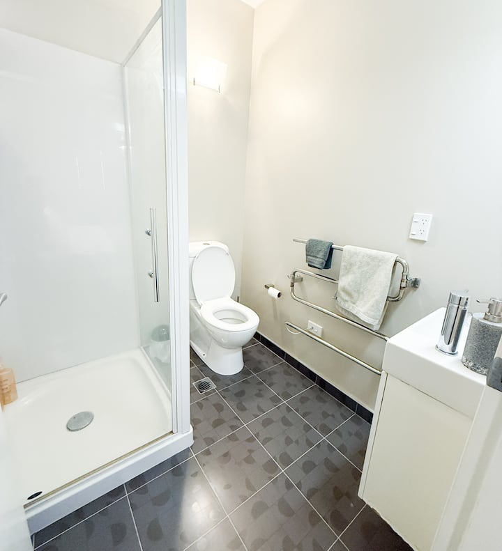 Full bathroom 2 image 1