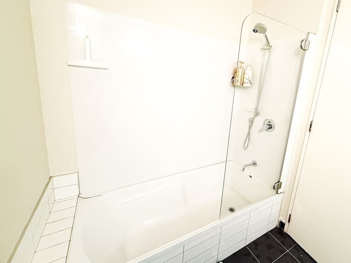 Full bathroom 2 image 2