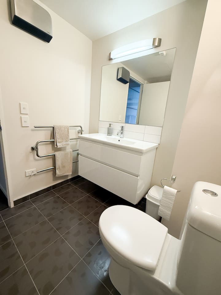 Full bathroom 1 image 1