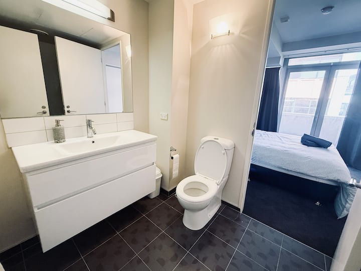 Full bathroom 1 image 2