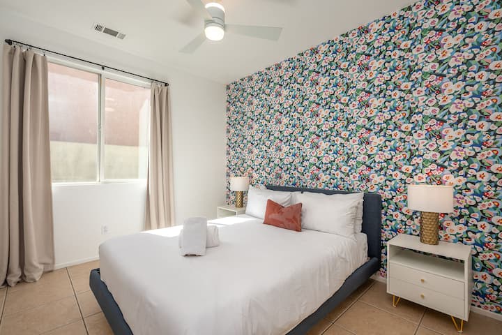 Dormitorio n.º 2: cama tamaño queen, mesitas de noche, lámparas de mesa, ventilador de techo, armario