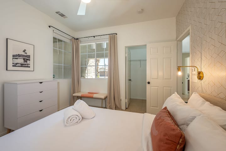 Dormitorio n.º 3: cama tamaño queen, mesitas de noche, luces de aplique, tocador, banco, ventilador de techo, vestidor 