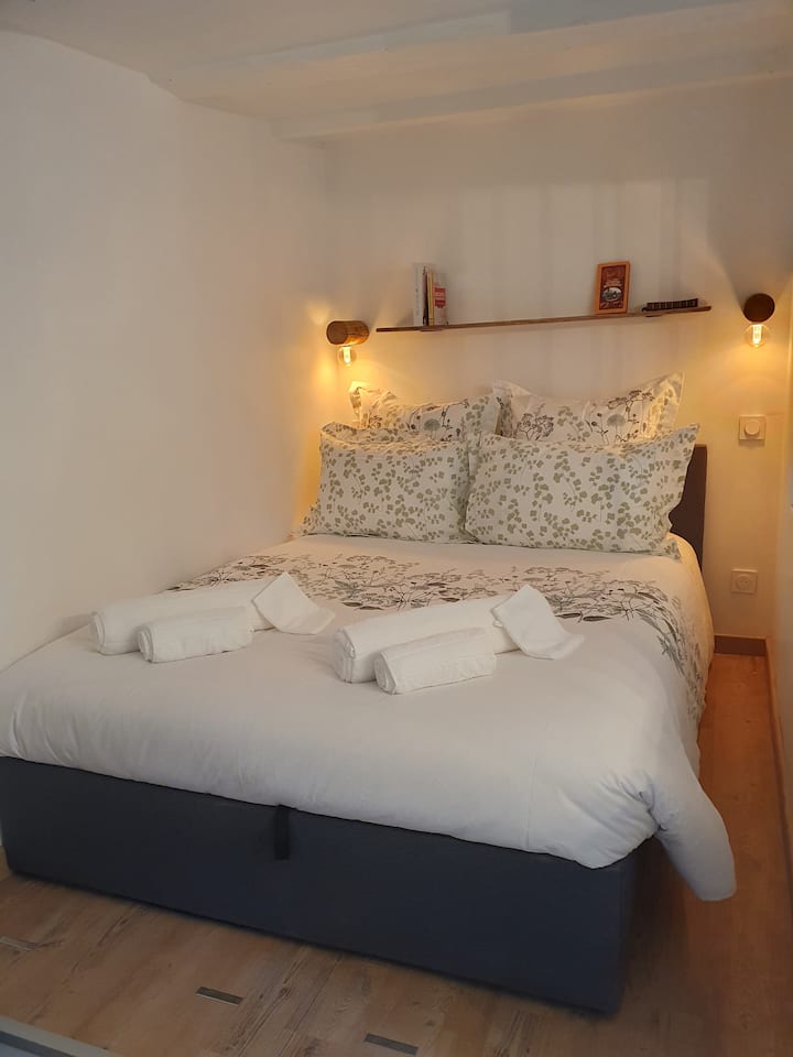 Bedroom area with 140x190 bed