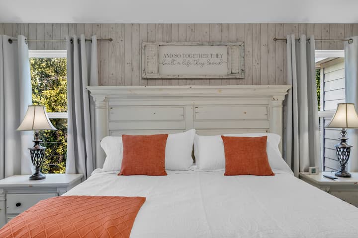 Utapenda kitanda chetu cha King (Godoro la Tempur-Pedic) kwenye ghorofa yetu ya 2 na ukuta wa mbao wa kijijini na taa mbili, zinazovutia na zinazofaa kwa ajili ya mapumziko.

