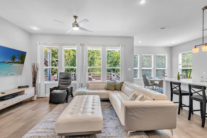 Sofa yetu ya ngozi yenye starehe na televisheni kubwa ya inchi 60 na zaidi itakuwa mahali pa burudani kwa familia na marafiki.  Angalia ua wa nyuma wa mbao, ambao unatoa hisia ya amani  na utulivu ya kuwa mashambani.