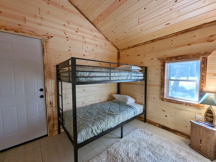 Fireside Cabin 1a | Vaulted Pine, W/bunks & Ada - Baraboo, WI
