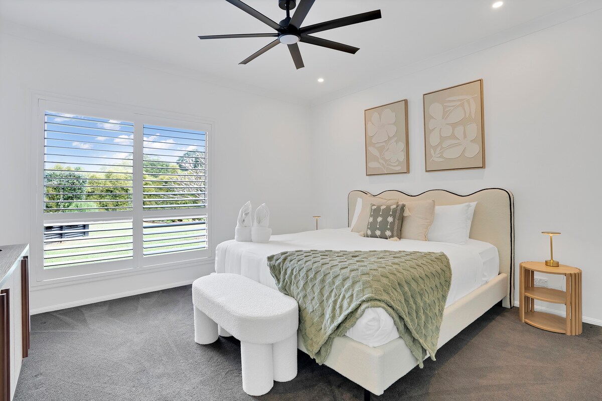 Chambre principale avec très grand lit, télévision intelligente, dressing et salle de bain attenante