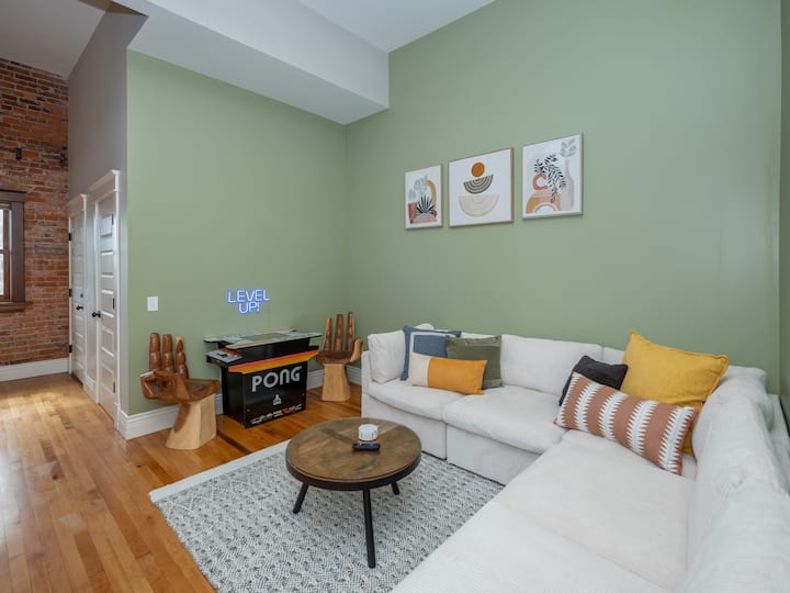 Downtown Luxury Loft | 13-ft Ceilings | Walkable - 캘러머주