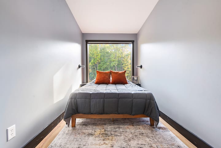 Queen Sized bedroom.