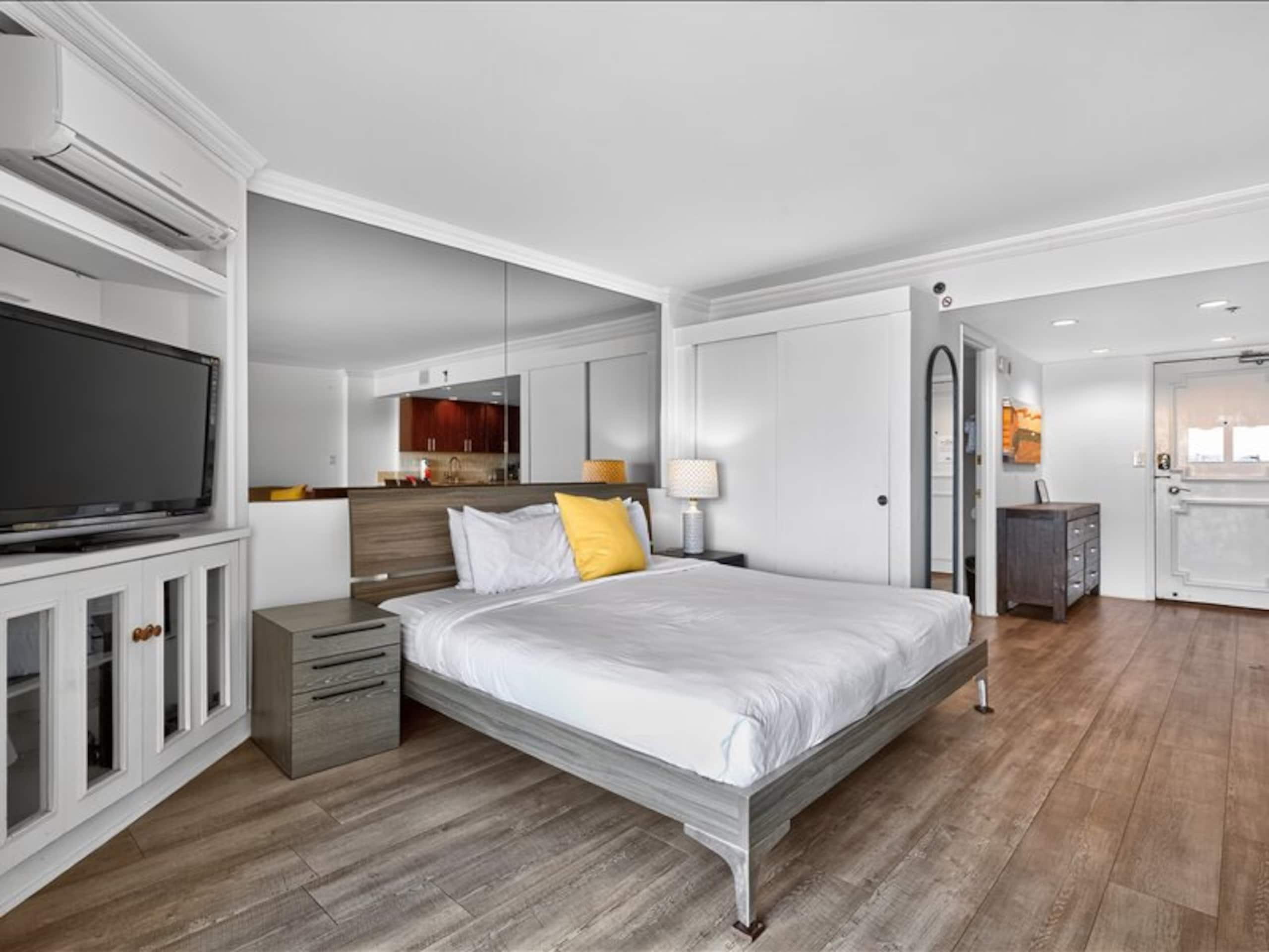 Hotel in Honolulu · ★4.82 · 1 bedroom · 2 beds · 1 private bath - Image 2