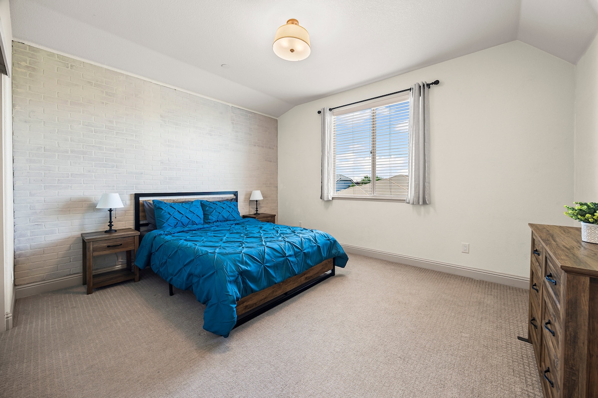 Განიტვირთეთ ამ მყუდრო საძინებელში რბილი განათებითა და დასასვენებელი ატმოსფეროთი.