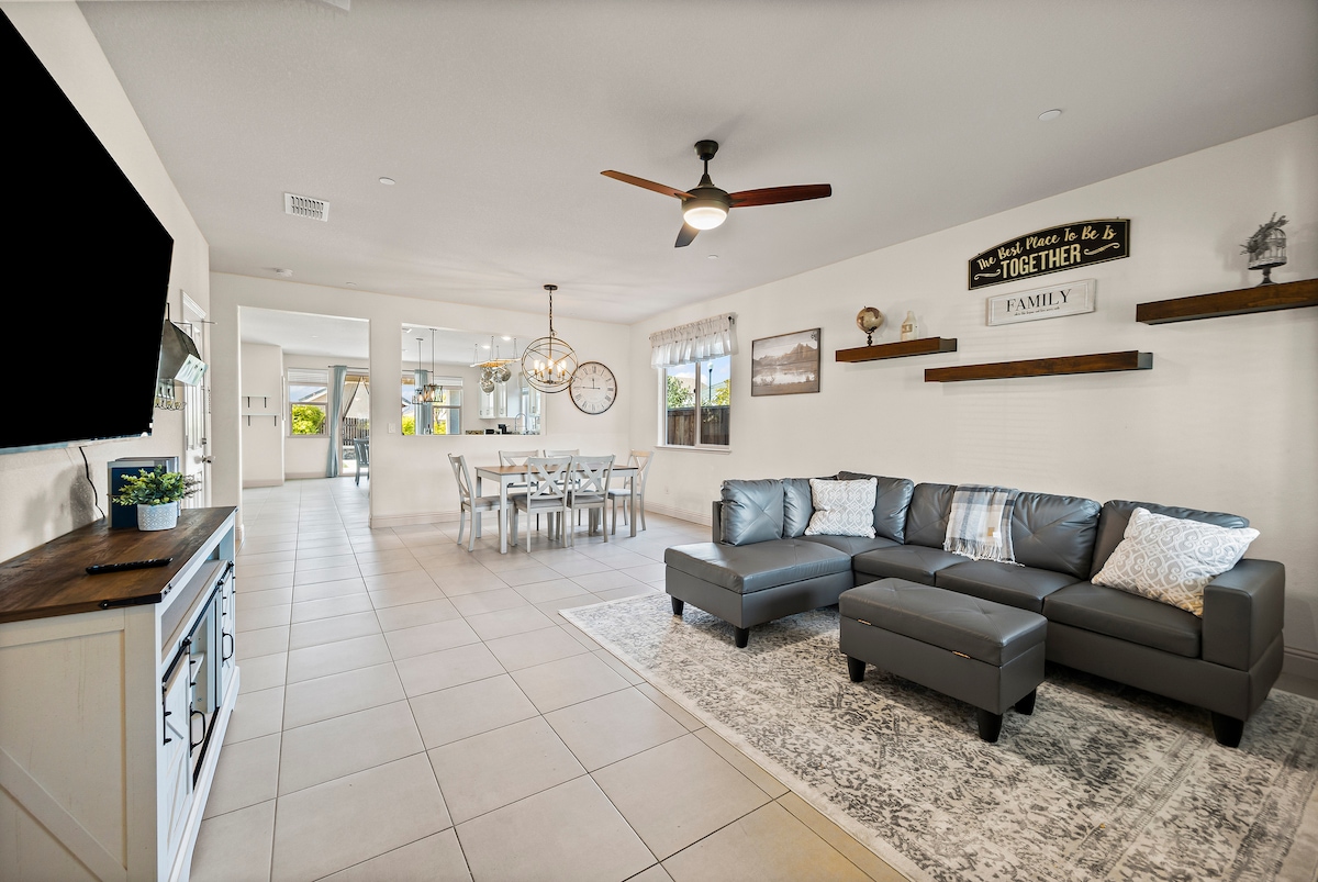 Დაისვენეთ საყვარელ ადამიანებთან ერთად ამ ღია საცხოვრებელსა და სასადილო სივრცეში, რომელიც განკუთვნილია ურთიერთობისთვის.