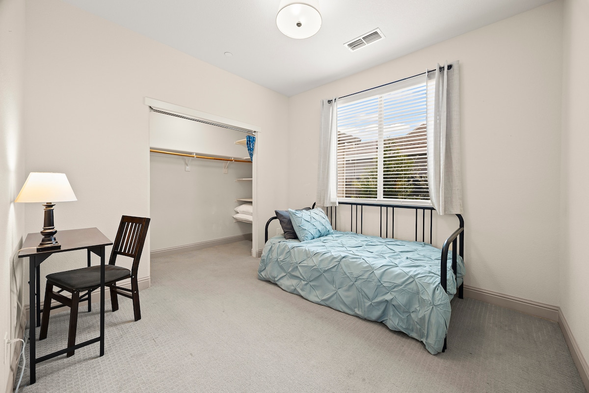 Მოქნილი საძინებელი დღის საწოლით, სამუშაო სივრცითა და შესასვლელი კარადით თქვენი სტუმრობისთვის.