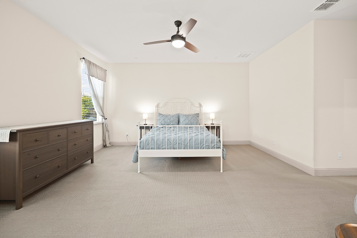 Დაისვენეთ ამ ფართო საძინებელში, რომელიც განკუთვნილია კომფორტისთვის და დასვენებისთვის.