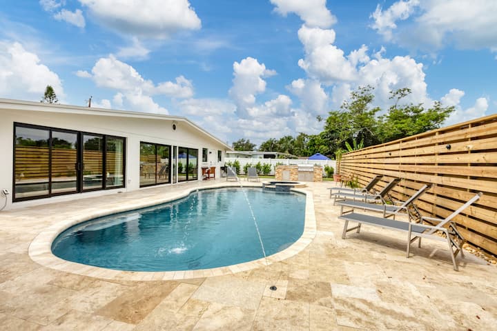 Modern 4bd | Heated Pool | Hot Tub + Studio Suite! - Houses for Rent in ...