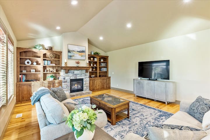 Provo Peaks- Big Home! 2 Kitchens! Pet Friendly! - Provo, UT