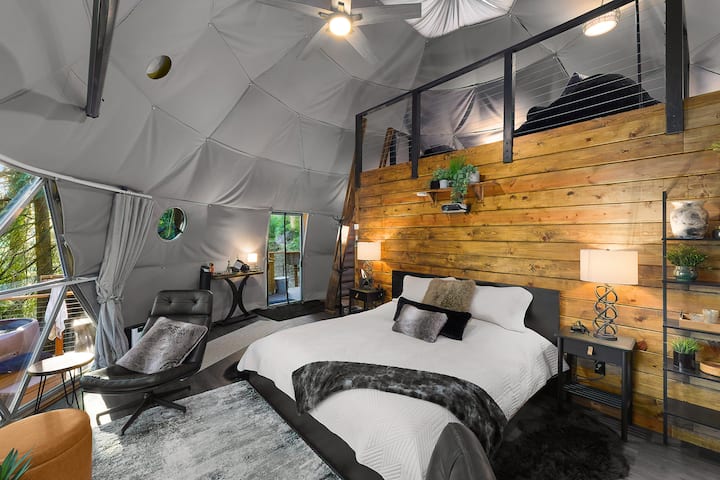 Full king size bed with cozy linens