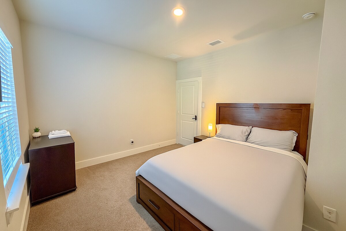 მოისვენეთ ამ მყუდრო, მზით განათებულ საძინებელში, რომელშიც დგას ფუფუნების 152‑179 სმ ზომის საწოლი რბილი თეთრეულით, ასევე, თბილი ხის დეტალები. იდეალურია დასასვენებლად დღის ბოლოს — მშვიდი, სუფთა და მოსახერხებელი გარემო დასასვენებლად.