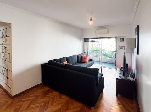 Airbnb con mejor rendimiento: Calm, comfortable retreat · easy city access en Parque Chacabuco