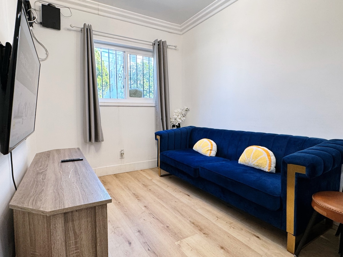 Successful Airbnb property: Family-Friendly Home in Hollywood | 3 Parking Spaces | Fully Furnished | Walking Distance to Attractions | Comfortable and Relaxing Experience in East Hollywood