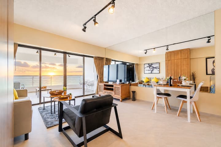 שקיעת השמש המדהימה מ-Seaview Sea Breeze בקומה ה-19 עם נוף מלא לים