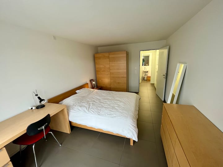 Საძინებელი ორ სააბაზანოსთანაა.