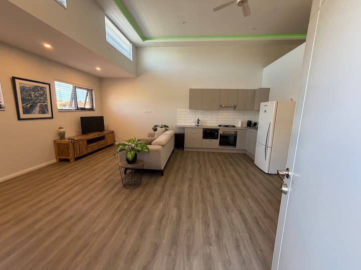 Beautiful Studio Apartment Right On The Water. - Mindarie