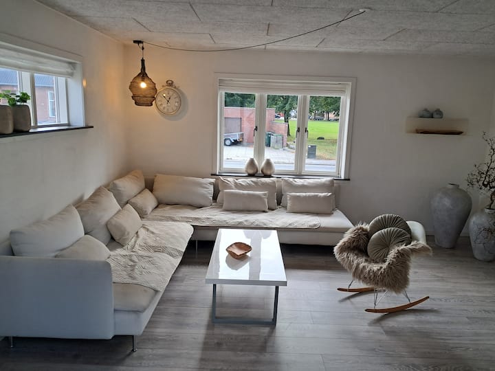 Moderne Og Lys Bolig I Grindsted Centrum - 比隆