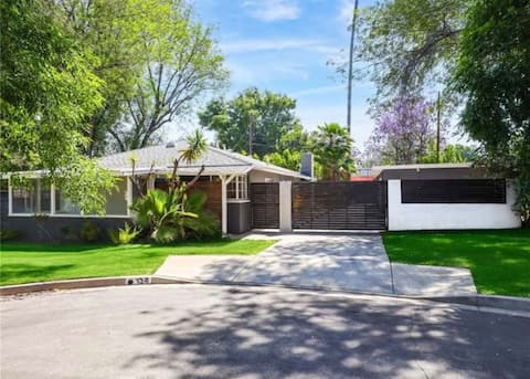 Cozy 3BR Retreat • Walk to Restaurants & Stores